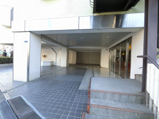 【エントランス】 | 都営浅草線「馬込」駅徒歩4分、東急大井町線「荏原町」駅徒歩13分。
通勤時間の短縮でご家族と過ごす時間を増やす事が出来ます。
