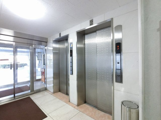 【その他共用部分】 | お買い物時やベビーカーの出し入れに便利なエレベーター付
混雑時にも便利なエレベーター2基付です。