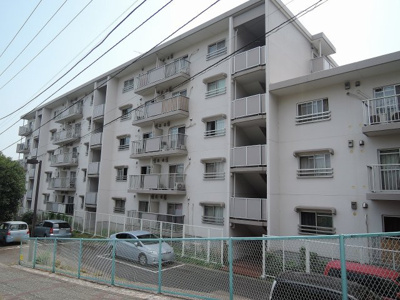 【外観】 | 磯子丸山台ハイツ7号棟 | 4階部分・二面バルコニーにつき採光・風通し良好です。
リビングと接した和室はオープンにすると開放感あふれるスペースになります♪
