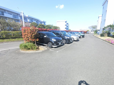 【駐車場】 | 汐見台団地2704号棟 | 敷地内駐車場です。
お車をお持ちの方も安心です。
