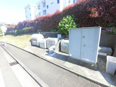 【その他共用部分】 | 汐見台団地2704号棟 | ゴミ置き場です。
敷地内にあるのでゴミ出しが楽ちんです。