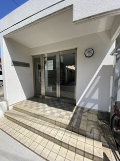 【エントランス】 | 白を基調とした綺麗な外観