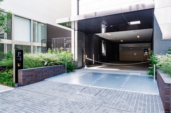 【駐車場】 | 【敷地内駐車場】きちんと整備されたきれいな駐車場です！十分な広さがあり、車の出し入れも簡単！