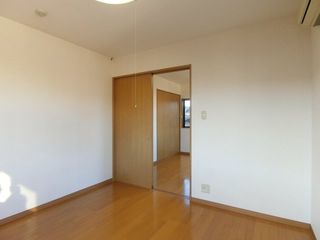 パープルの洋室
