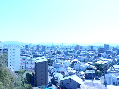 【展望】 | サンシティ古江東 | 【四季が感じられるのがポイント！】
四季の移ろい・爽やかな青空や風を感じられ
自然を愉しめるパノラマビュー。
毎日の暮らしに余裕を感じさせてくれる、
遮る物の無い開放的な眺望を是非、ご堪能ください。