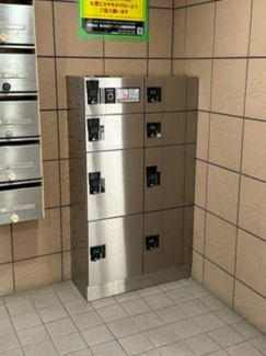 【その他共用部分】 | 共用エントランスには宅配BOXがあるので荷物の受け取りもスムーズに♪再配達を依頼する手間が省けます☆