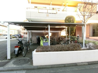 【その他共用部分】 | 屋根付きの駐輪場があるので雨が降っても安心です☆駅まで自転車もオススメです♪