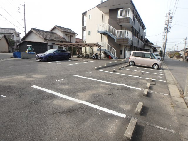 シャイニングコートの駐車場