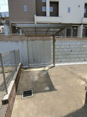 【その他共用部分】 | プランタン弐番館 | 屋根付きの駐輪場で雨が降っても大切な自転車が濡れなくてすみますね♪荷物が重いときに自転車があれば助かりますね！