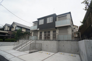 【外観】 | 1フロア2住戸で快適に過ごせるシャーメゾン♪ペットOK♪2沿線利用できる「センター北」駅とブルーライン「中川」駅より徒歩圏内！