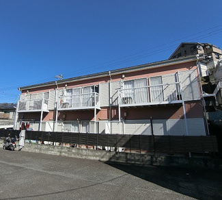 【外観】 | 小田急線「柿生」駅より徒歩3分！便利な立地の2階建てアパートです♪通勤通学はもちろん、お買い物やお出かけにもGood☆