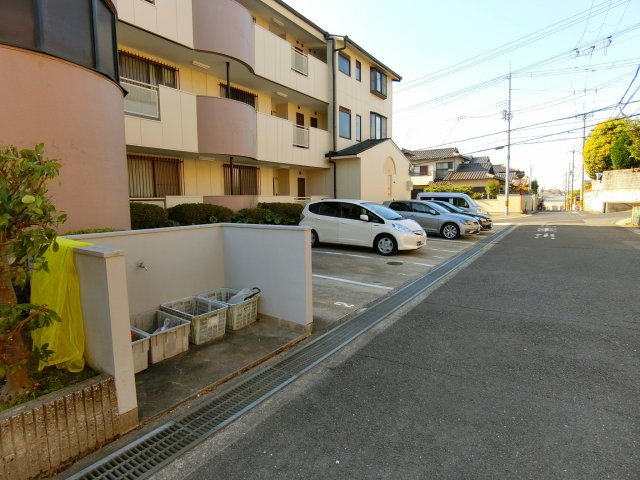 メゾンベルエールの駐車場