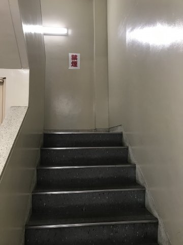 アイリスビルの玄関