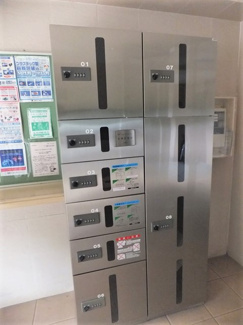 【その他共用部分】 | 共用エントランスには宅配BOXがあるので荷物の受け取りもスムーズに♪再配達を依頼する手間が省けます☆