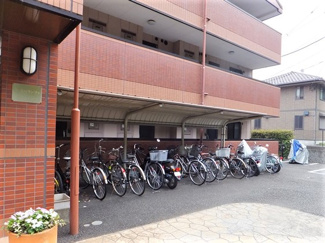 【その他共用部分】 | 屋根付きの駐輪場で雨が降っても大切な自転車が濡れなくてすみますね♪駅から自転車もおすすめです！