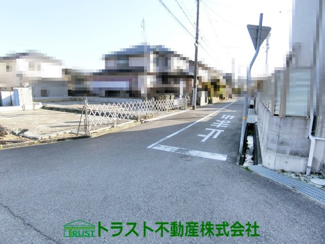 神戸市垂水区神陵台６期1号棟　の前面道路含む現地写真