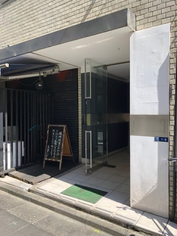 神山ビルのエントランス