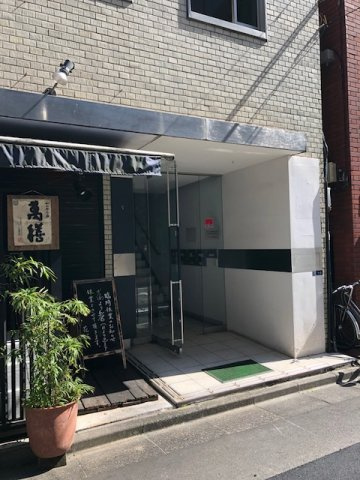 神山ビルのエントランス