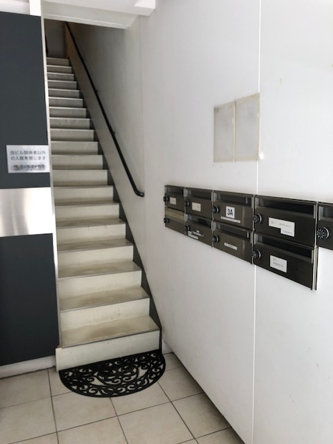 神山ビルのロビー
