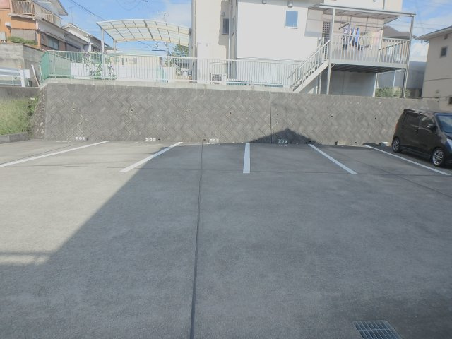 メゾンミルの駐車場