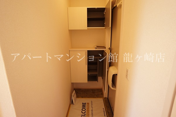クレセントコートの玄関