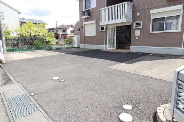クレセントコートの駐車場