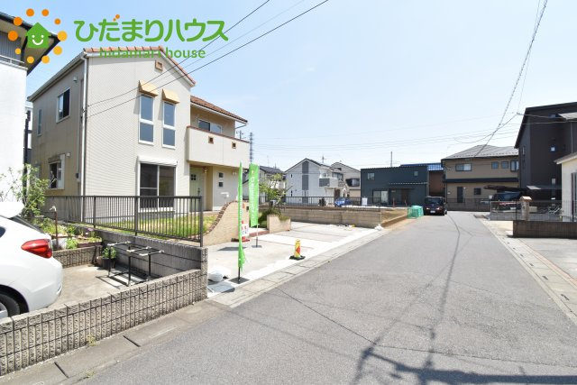 北本市中丸5丁目　中古一戸建ての前面道路含む現地写真