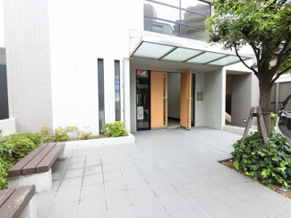 【エントランス】 | JR線「川崎」駅徒歩12分、京急本線「京急川崎」駅徒歩9分
京急大師線「港町」駅徒歩8分。