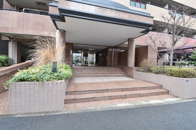 【エントランス】 | クレド磯子クレアール | JR根岸線「磯子」駅徒歩3分、京急本線「屏風ヶ浦」駅徒歩14分。
駅近ならではの便利な住環境も魅力的です。