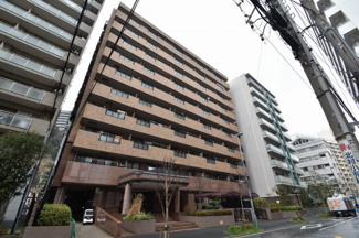 【外観】 | 階下の心配のない1階住居には屋根付き駐車場・専用庭付のため戸建感覚を味わえます。
土間とWICが繋がっており便利です♪