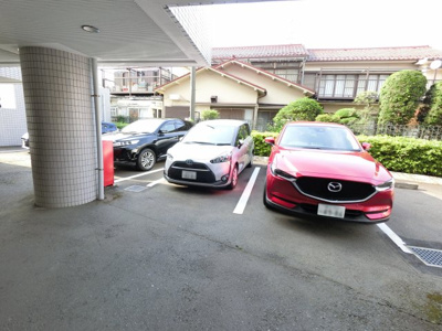 【駐車場】 | ベイサイドリゾート金沢八景 | 敷地内の駐車場です。
お車をお持ちの方も安心です。