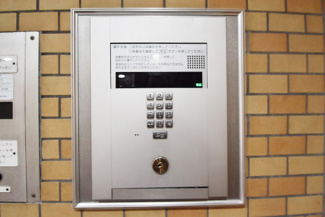 【エントランス】 | オートロック付き