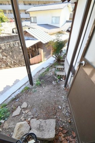 広島市西区古江上１丁目のアパートの庭