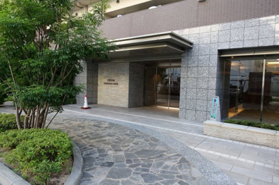 【エントランス】 | クレヴィア扇町公園 | 徒歩2分圏内にはスーパー、コンビニエンスストア、ドラッグストア、金融機関、飲食店などがあり、暮らしやすい環境です。