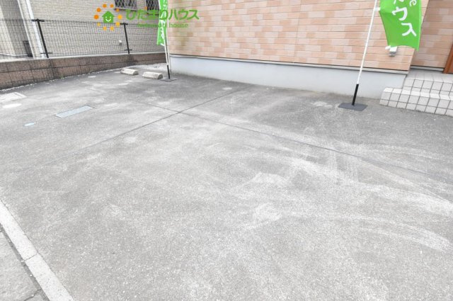 鴻巣市上生出塚　中古一戸建ての駐車場