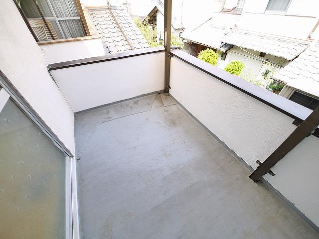 福井貸家のバルコニー|陽当たり良好なバルコニーです