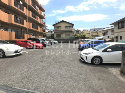 【駐車場】 | エミール中町 | 車をお持ちの方に嬉しい駐車場付きの物件です