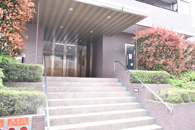 【エントランス】 | 【インテリアデザイナーが創るリノベーション物件♪】ステイツ北千里セントステージ | エントランスです。ベビーカーや台車に便利なスロープも備わっています。