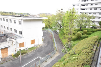 【展望】 | 【インテリアデザイナーが創るリノベーション物件♪】ステイツ北千里セントステージ | お部屋は2階ですが、バルコニー下は高さがあり開放感もあります。