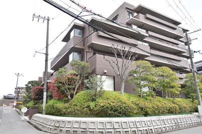 【外観】 | 【インテリアデザイナーが創るリノベーション物件♪】ステイツ北千里セントステージ | 物件資料を、メールやご郵送にてお届けすることが可能です。また、お客さまのご不明な点がありましたら、お気軽に弊社スタッフまでお聞きくださいませ。