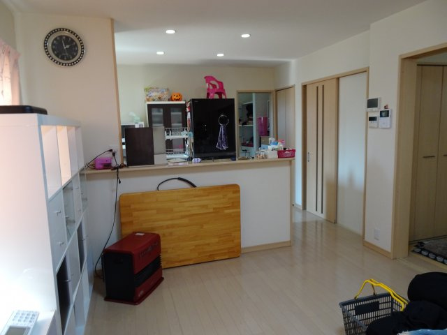 諏訪市中洲　中古住宅の居間・リビング|居間です、白のフローリングが明るく広く感じさせますね