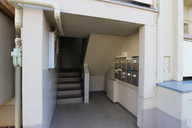 多聞台ビル2号棟のエントランス