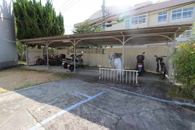 多聞台ビル2号棟の駐車場