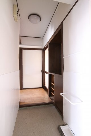 多聞台ビル2号棟の玄関