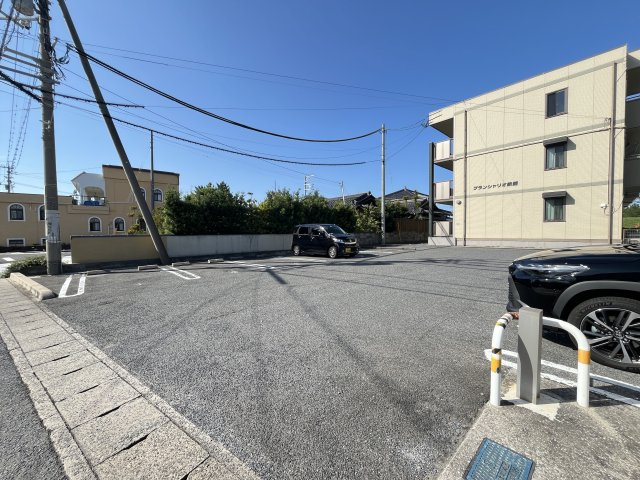グランシャリオ新開の駐車場
