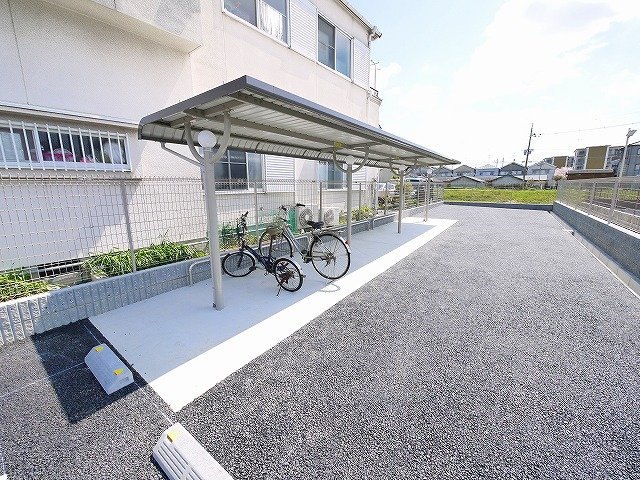 メゾン・リヴィエールⅠのその他共用部分|ゆったりとした駐輪スペース