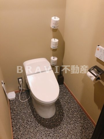 おおきに東心斎橋ビル　BRAVI不動産のトイレ|【おおきに東心斎橋ビル】シンプルで使いやすいトイレです