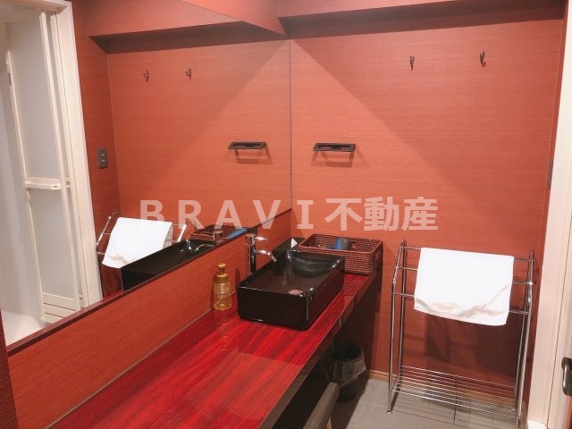 おおきに東心斎橋ビル　BRAVI不動産の独立洗面台|【おおきに東心斎橋ビル】独立洗面台あり、毎朝おしゃれに忙しい女性の方におすすめです