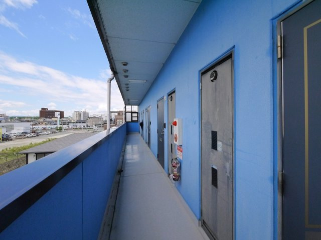 ファーストシティⅠのその他共用部分|明るい共用廊下。