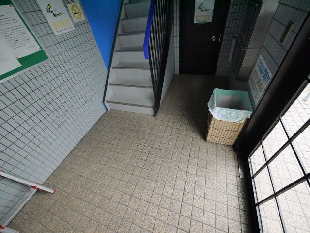 ファーストシティⅠのエントランス|オートロック付きで安心ですね。